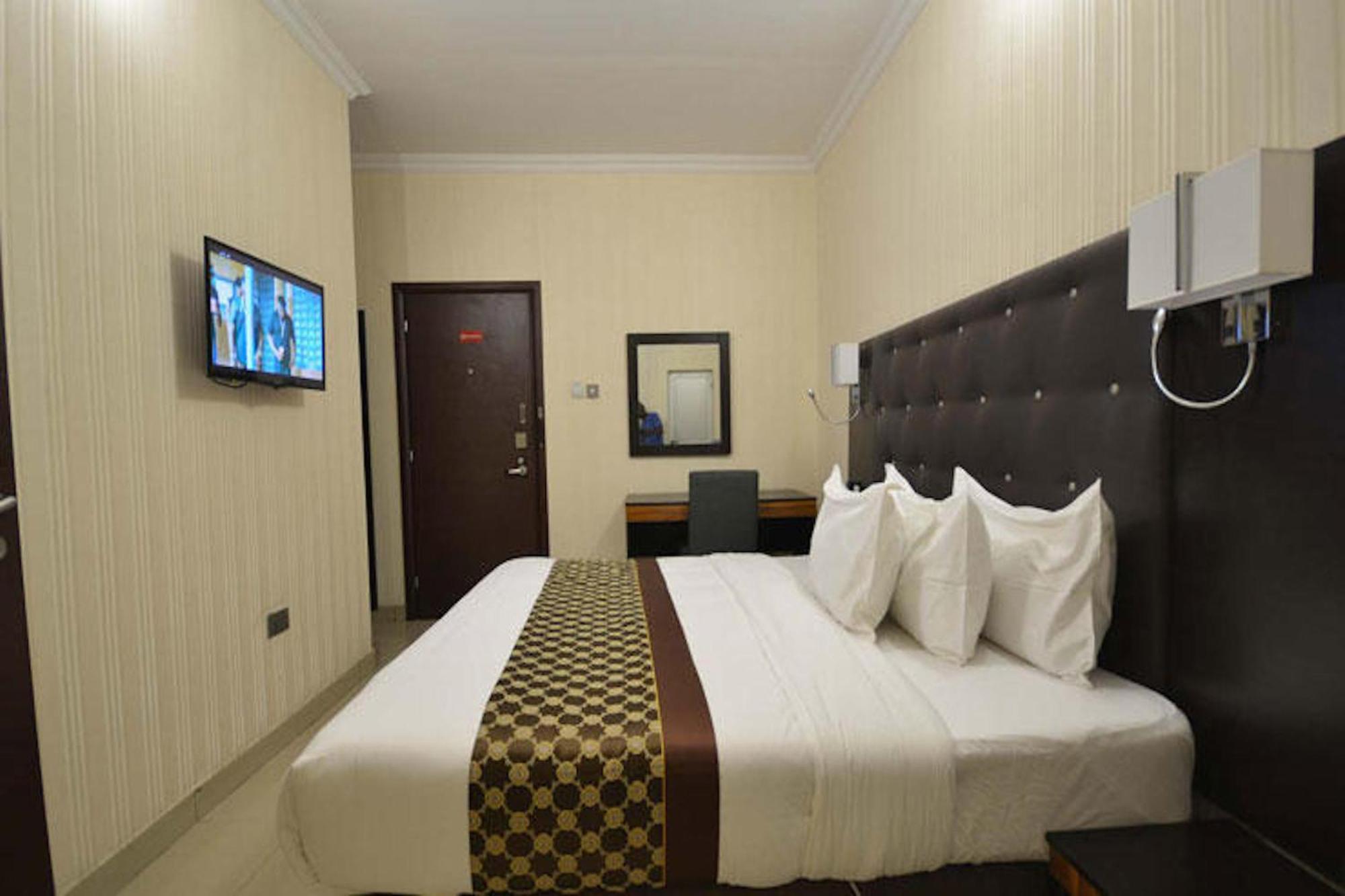 Lakeem Suites Agboyin Surulere Lagos Exterior photo